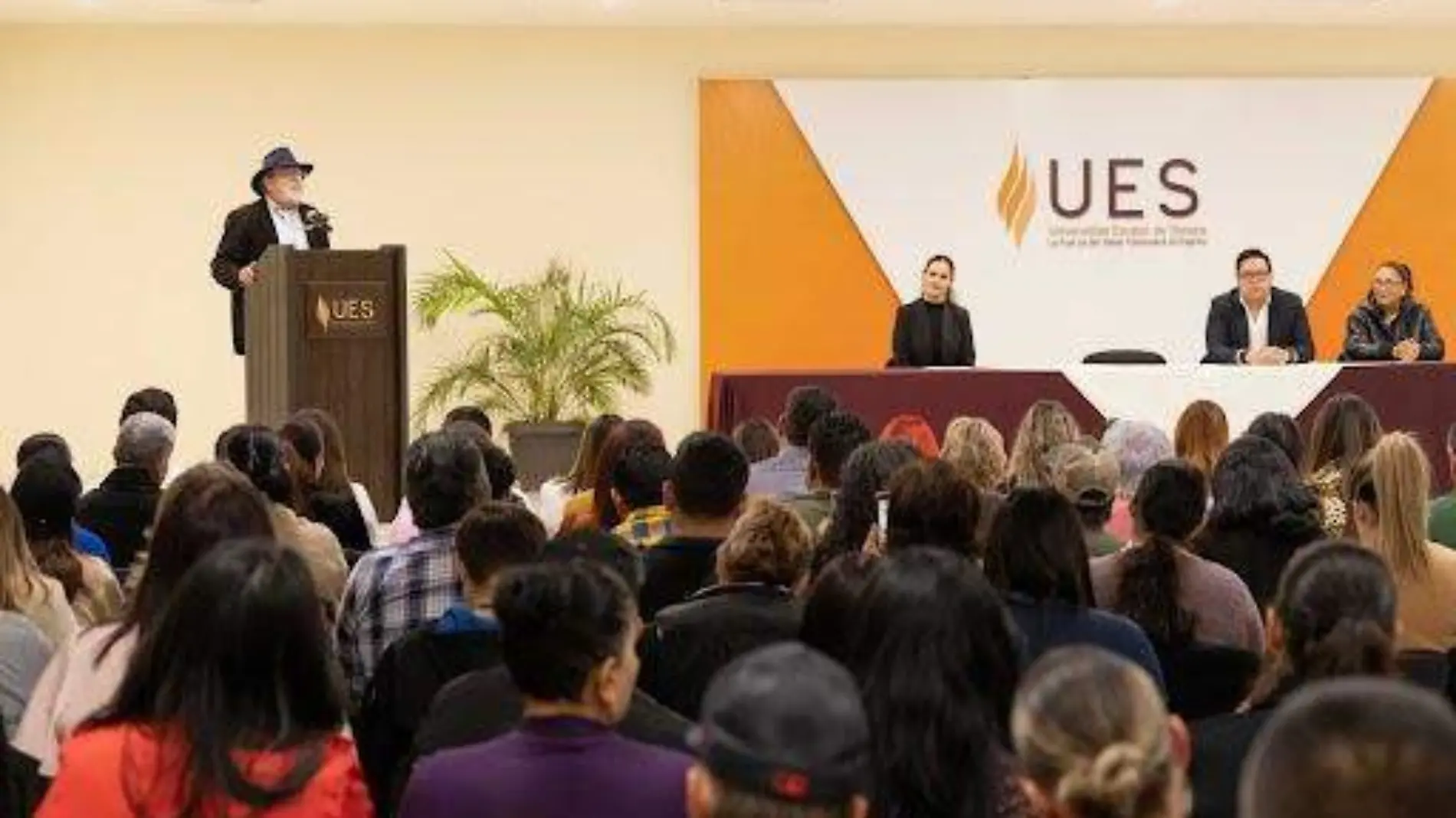 Alumnos de la licenciatura en Medicina General y Comunitaria de la UES inician clases   